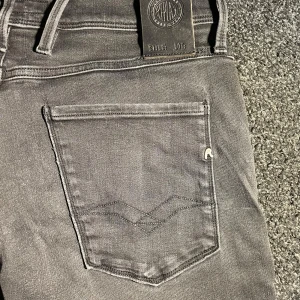 Replay jeans  - Tja säljer ett par Replay jeans i Anbass modellen. Nypris runt 1799kr mitt pris 599kr. Frågor eller annat bara att skriva ✍️ 