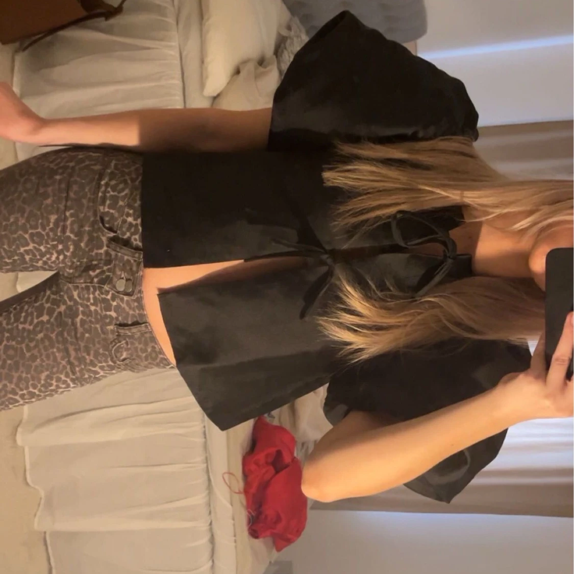 Svart kortärmad blus med knyt - 90