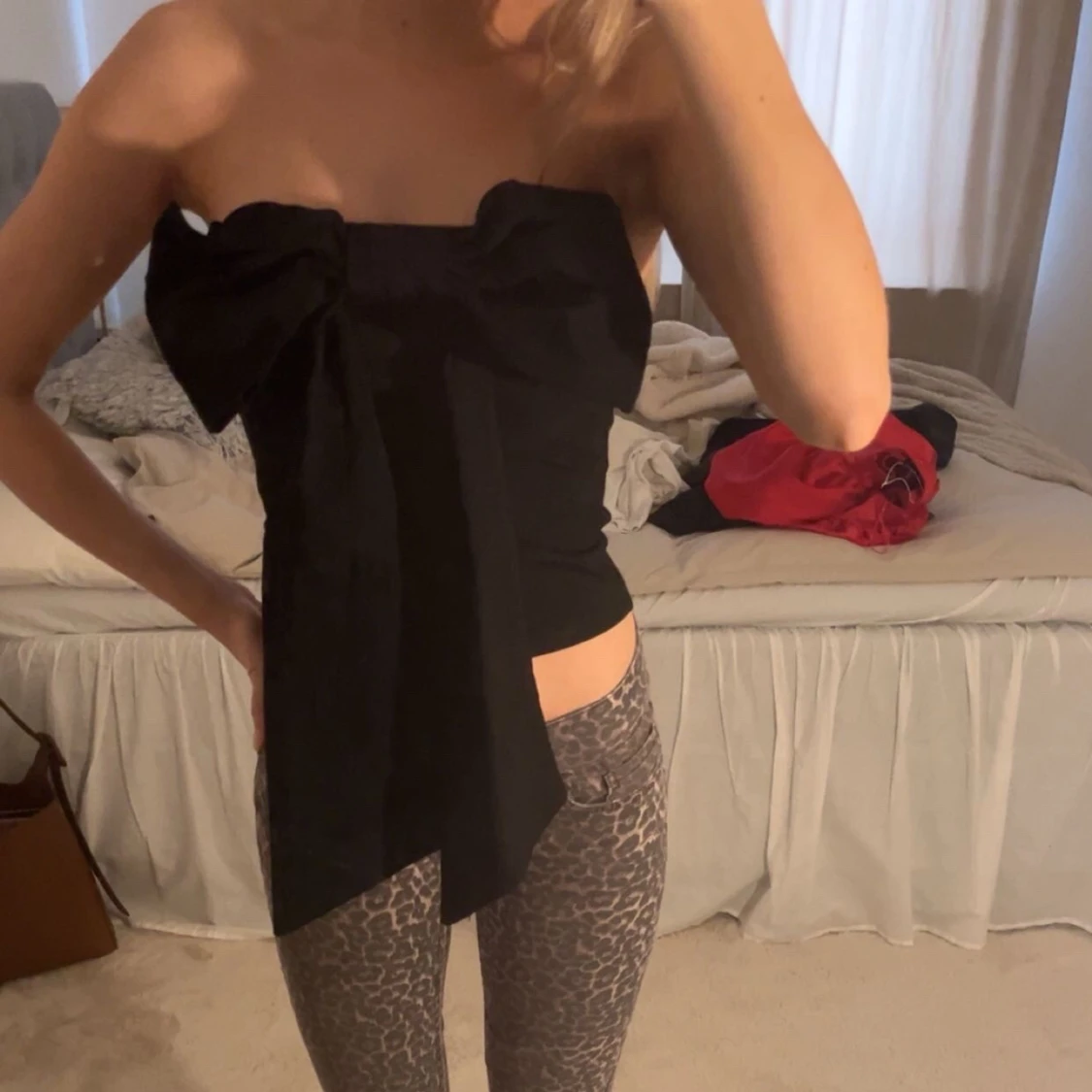 Svart axelbandslös topp med rosett