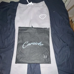 Grå mjukisbyxor från Carsicko - Säljer ett par grå mjukisbyxor från Carsicko. Byxorna har en bekväm passform med dragsko i midjan för justerbarhet.