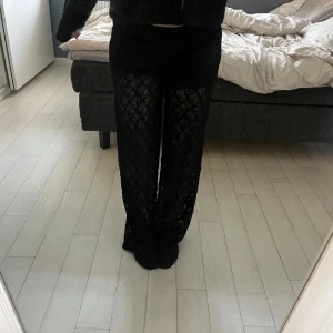 Svarta spetsbyxor - Snygga svarta byxor i spetsmaterial ifrån nelly, storlek XS!❤️väldigt populära, passar perfekt till t.ex en stickad tröja eller bara en vanlig vit t shirt 🙏🏼