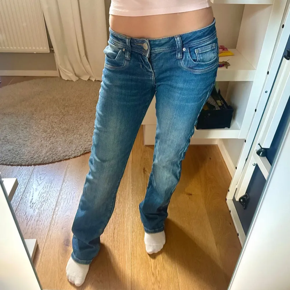 Jättesnygga ltb jeans i JÄTTEBRA skick. Aldrig använda! Dem är i modellen valerie.  Säljer pga att dem var förlånga för mig .😁. Jeans & Byxor.