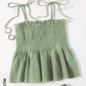 Grönt linne  - Grönt linne med stretch över bysten, och reglerande axelband💗Använd fåtal gånger 