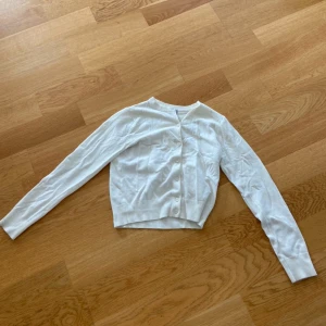 Vit kofta från Hm  - Bra skick, knappt använd, gräddvit färg, hm 