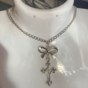 halsband  - handgjort halsband med rosett o kors