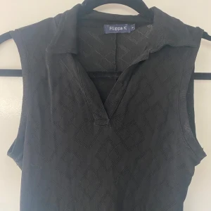 Svart ärmlös klänning från Filippa K - Säljer en snygg, svart klänning från Filippa K. I använt skick därav priset!🥰