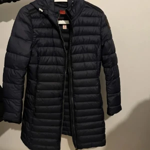 Svart pufferjacka med patch - Säljer en snygg marinblå dunjacka från Parajumper. Självklart äkta. Kvitto finns tyvärr ej men orginala etiketter medföljer. Sparsamt använd och i bra skick. Inga synliga fel. Storlek M men kan även passa en S. Priser går att diskutteras vid snabb affär. 