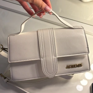 jacquemus väska  - Jacquemus väska i vit, mellanstorlek  Använd 1-2 gånger 