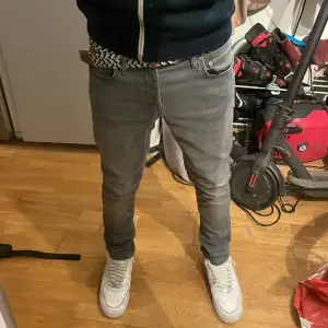 Tja! Säljer just nu dessa sjukt snygga Jack and Jones jeansen i modellen Slim Glenn storlek 29/30. Jeansen är oanvända och är alltså i topp skick 💯 Hör av dig vid minsta fundering, pris är ej hugget i sten 🤝🙌 