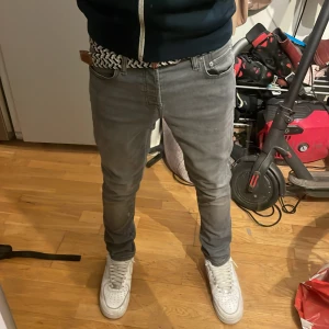 Gråa Jack and Jones jeans - Tja! Säljer just nu dessa sjukt snygga Jack and Jones jeansen i modellen Slim Glenn storlek 29/30. Jeansen är oanvända och är alltså i topp skick 💯 Hör av dig vid minsta fundering, pris är ej hugget i sten 🤝🙌 