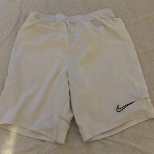 Säljer dessa Nike shorts då dem är för små