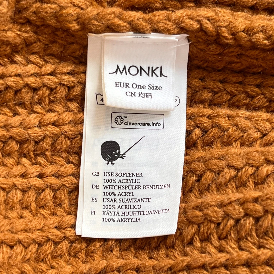 Brun stickad mössa från Monki - 91