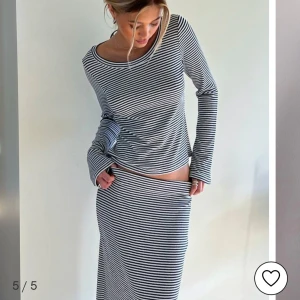 Nelly i love it stripe top  - Helt oanvänd endast testad , säljer även den matchande kjolen i xs så kolla in min profil ☺️inte så prissänkt då dessa altid blir slutsålda på några minuter.