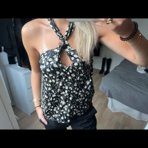 Halterneck topp - Från zara med öppen rygg Använd 1 gång