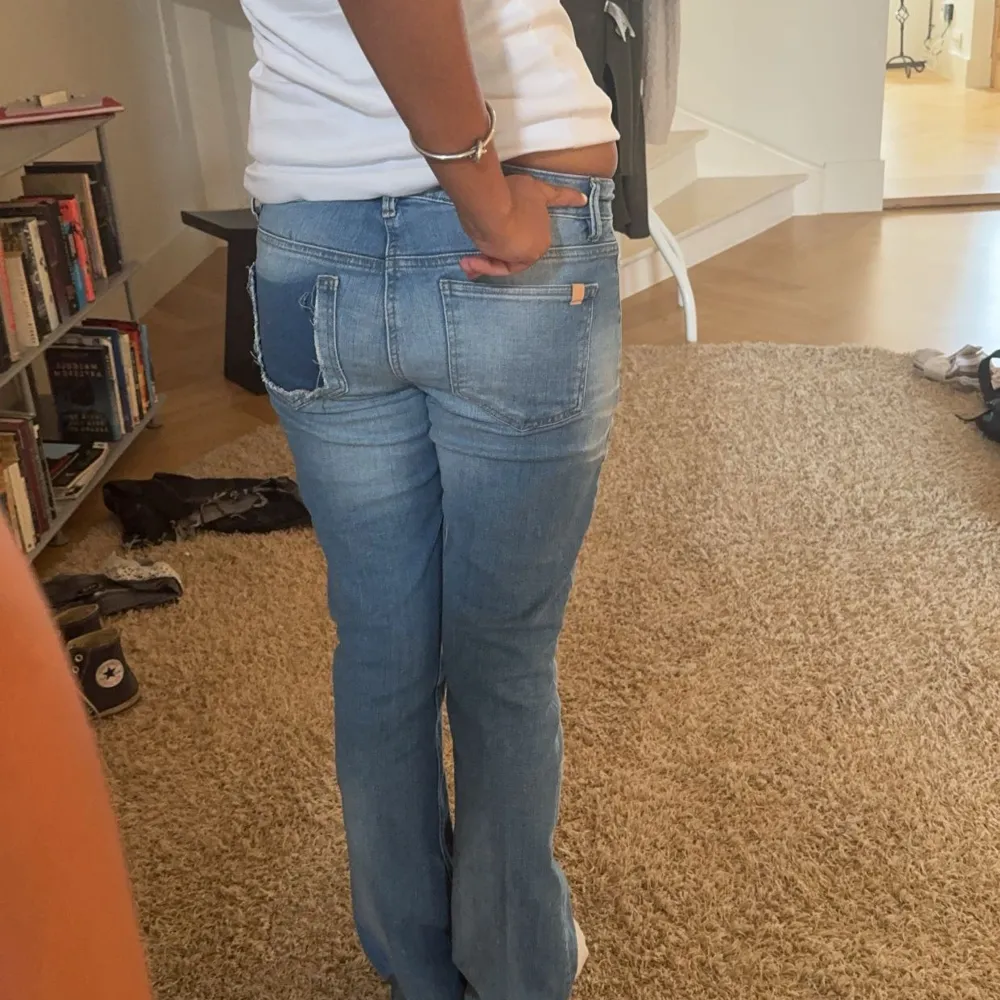 Säljer dessa as snygga bootcut jeans men bilden kunde inte få med hela! Skriv privat för fler bilder! ❤️  Midjemått: 37 cm  Innerbenslängd: 76 cm . Jeans & Byxor.