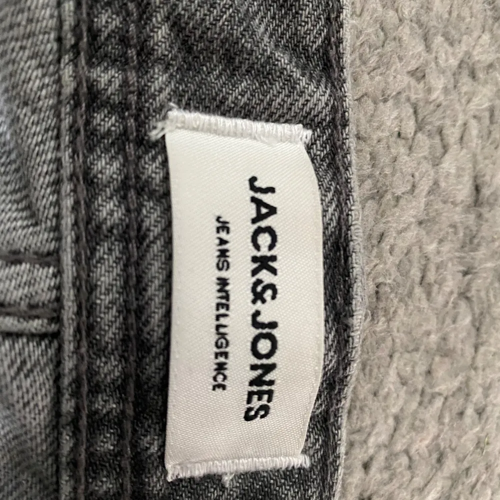 Gråa snygga jeans som ej passar mig. Inköpt för ca 800 använd 2 ggr 31-32 Relaxed fit. Jeans & Byxor.