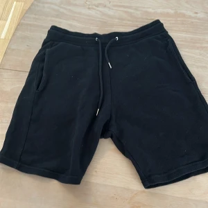 Zara shorts  - Säljer dom hära zara shorts skick 7/10 skriv om minsta funderingar och priset är inte spikat i sten. 
