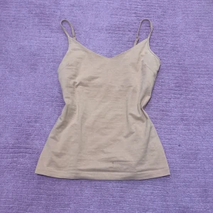 Jättefint rosa linne - Fint skick, skönt bommulsmaterial, användits ungefär 3 ggr. Stretchig