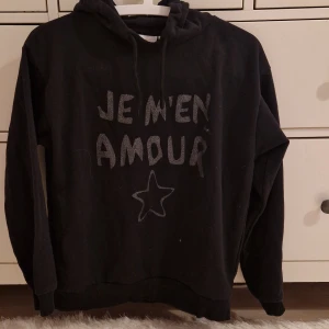 Hoodie - Barnstorlek 146/152 men passar mig som har x small till small ♡ fint skick och färgen är väldigt mörkblå.