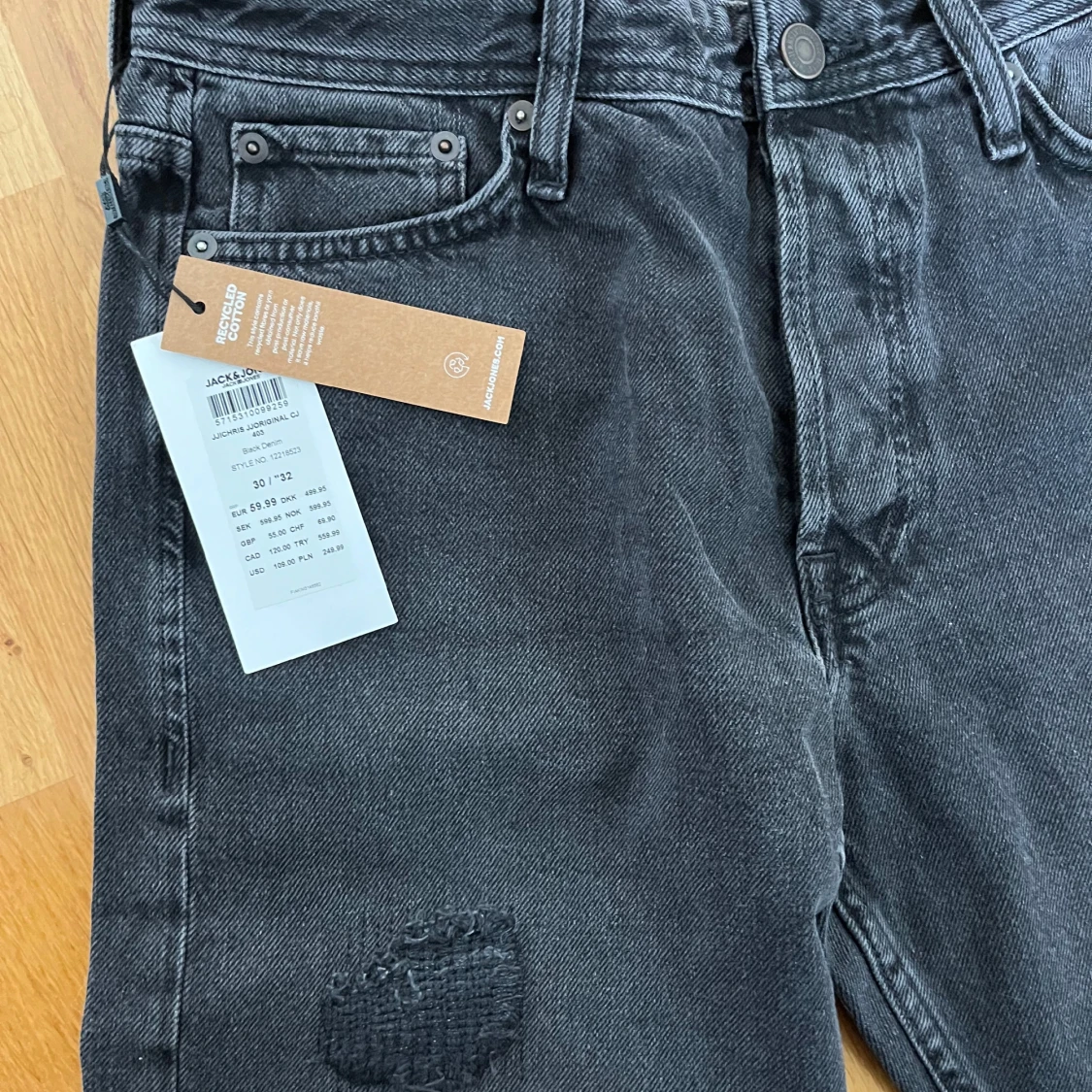 Säljer nu ett par oanvända Loose fit jeans nypris (600kr) de är bara att höra av er.  - 90