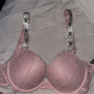 Victoria secret bh - Victoria secret bh med glittriga band. Använt typ 2-3 gånger.