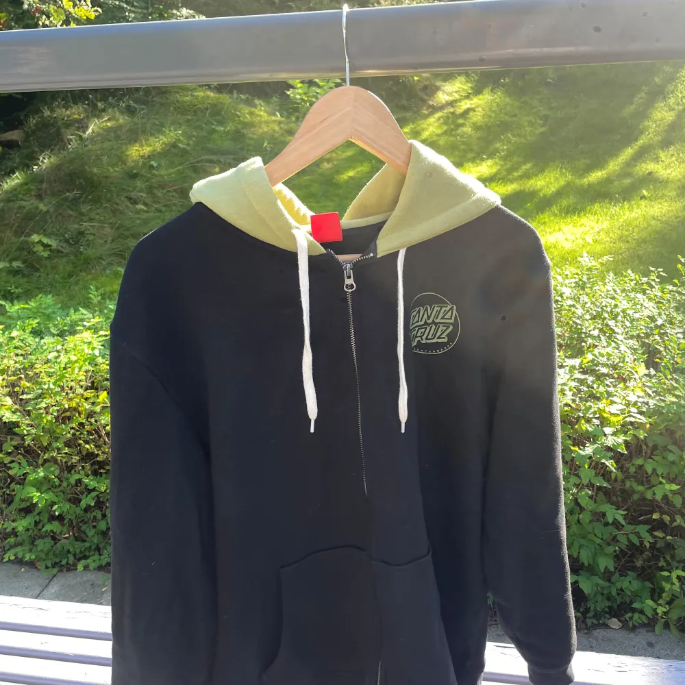 Santa Cruz Zip Up Hoodie storlek M. Bra kvalitet och knappt använd. Lite smallare runt armarna. Skönt material och inga fläckar . Hoodies.