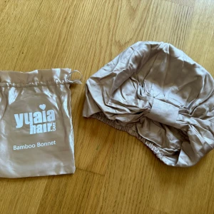 Bamboo hair bonnet - Ny, aldrig använd!  Nypris 349:- på deras webbsida. https://yuaiahaircare.se/products/bambu-bonnet?srsltid=AfmBOopk8HXQqNNdVfutQVn8Or9h4PRd6mU96hNVBalmk2iFBTVSMcyX