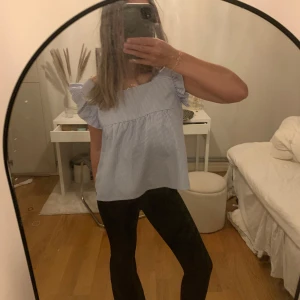 Topp - Superfin topp med volangärmar! Vet ej vilket märke eller vilken storlek då lappen är bortklippt..skulle dock tro att den är från Zara och skulle säga att det passar en S❣️