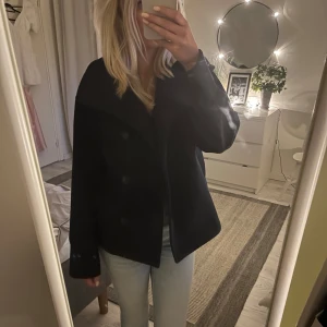 Kappa mörkblå - En mörkblå nästan oanvänd kappa från Gina Tricot  Str XS/S Kan sänka priset vid snabbt köp💕