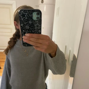 Stickad tröja - Grå stickad tröja, lite kortare passform💗
