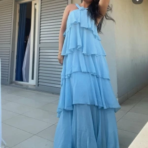 Klänning - Säljer denna fina klänningen som endast är använd i några timmar.  SÄLJS jättesnabbt på deras hemsida. Har S/M och denna satt jättefint på!  Nypris: 1200:-  