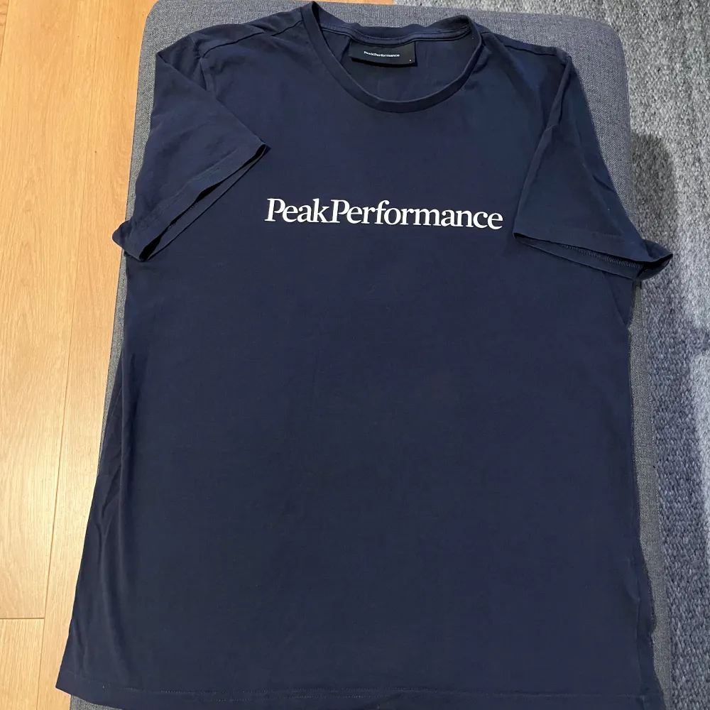 Säljer min Peak Performance T-shirt i storlek L hör gärna av dig vid funderingar . T-shirts.