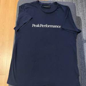 Säljer min Peak Performance T-shirt i storlek L hör gärna av dig vid funderingar 