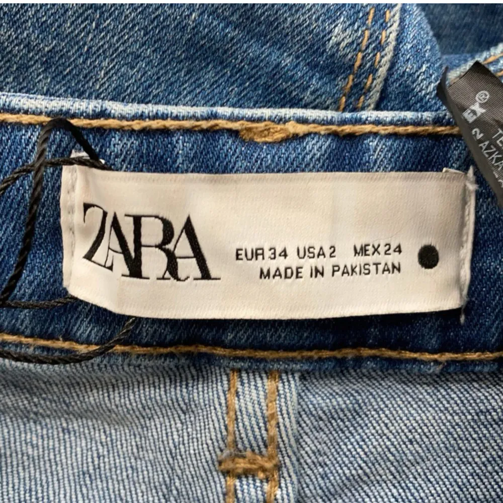 Så snygga jeans från zara, bootcut💛💛. Jeans & Byxor.