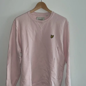 Lyle scott sweatshirt - Säljer nu min Lyle Scott sweatshirt då jag inte använder den längre nypriset är runt 500kr!