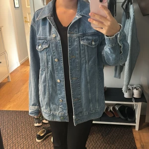 Arket jeansjacka  - Jeansjacka från arket, använd en gång inga defekter 