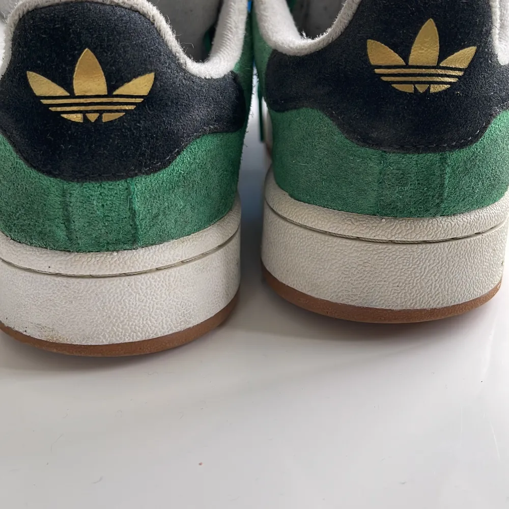 Säljer nu dessa riktigt snygga adidas campus 00s i en unik och sällsynt colorway. OBS skobox och extra skosnören ingår ej! Skriv vid fler funderingar😁👍 är även öppen för byten så det är bara att skriva!. Skor.