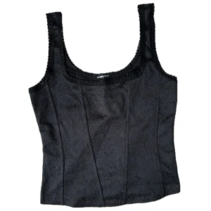 Linne med korsett detaljer - Croppat linne från Only med korsettsömmar och spetsdetaljer. Sitter lite löst på mig som brukar ha 36/S. Skulle säga att den passar 38/M. 🖤