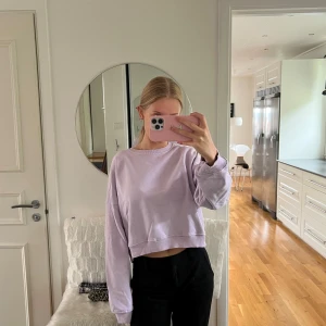 Sweatshirt - Nästan helt oanvänd sweatshirt inköpt på lager 157. Storlek xs. Hör av er vid fler frågor!