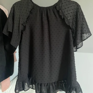 Svart blus  - Svart blus i storlek 34. Jättebra skick💕