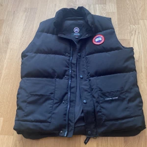 Canada goose väst storlek L/M  - Den är ny har använt den 3 ggr fick den present