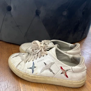 Skor Axel arigato  - Vita sneakers 