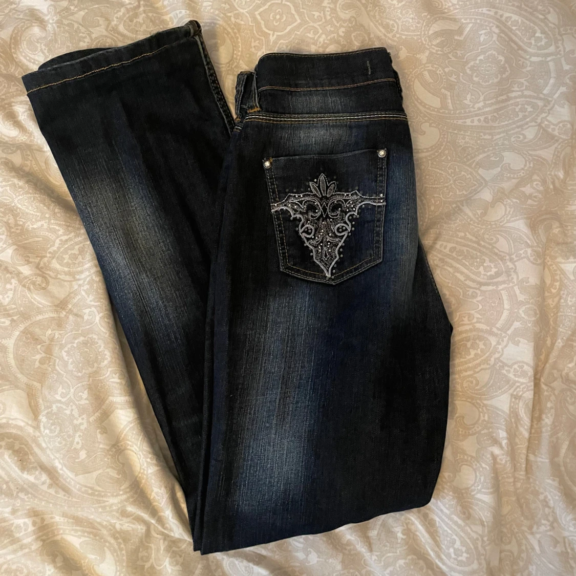 Mörkblå jeans med broderade bakfickor - 90