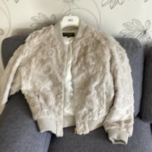 Hollies jacka - Den är använd en gång 