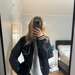 Baseball jacka  - Super snygg baseball jacka från jack & jones. Från herr avdelningen i storlek xs. Håller värmen bra, Har dessutom en innerficka som går att se på sista bilden. Har en liten fläck vid halsringningen men inget som är märkvärdigt