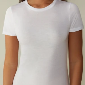 Tight tshirt  - Jätte snygg tajt tshirt från Intimissimi. Är tyvärr för stor för mig, jätte bra skick! Nypris är 199 kr💗säljer i de andra färgerna oxå 