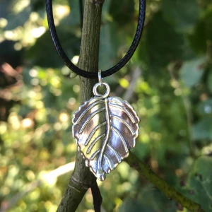 Löv halsband 🍃 - Vackra silver-löv halsband i 13 olika designer. Vilket löv man vill ha väljs vid köp🌿🍃🍁🍂pris: 70-120kr