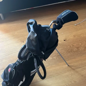 Golf bag  11-12 år - Säljer en fin bra skick Wilson staff golfbag den inhehåller en sand wedge en 6 a en hybrid och en putter 