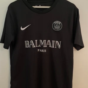 PSG X Balmain Tröja - PSG X Balmain tröja i fint skick.