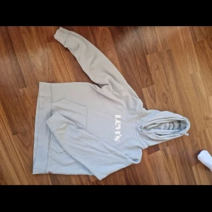 Levis hoodie - En Levis hoodie i bra skick. Ett litet hål vid snörena